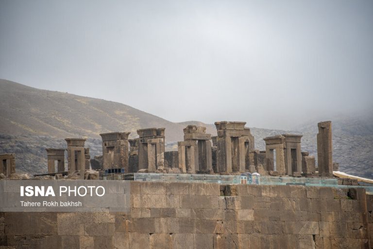 بازهم جنجال اجرای زنده موسیقی در تخت جمشید/ وزیر میراث فرهنگی: «مجوز اجرای ارکستر را خودم داده‌ام»