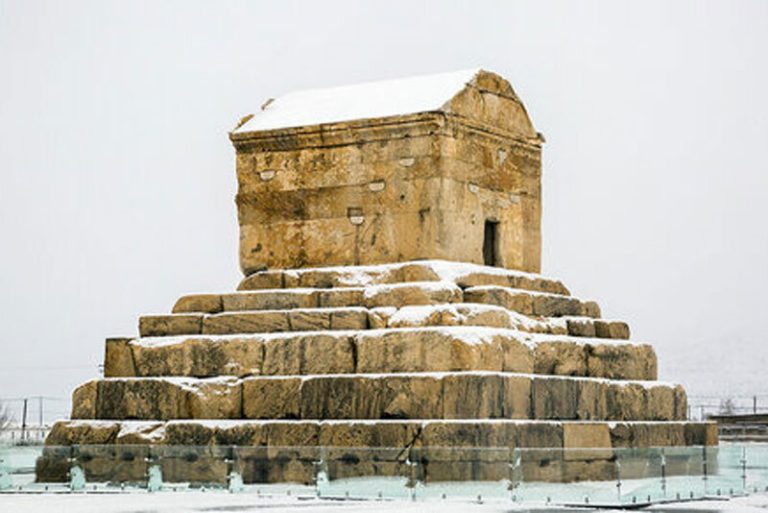 داخل آرامگاه کوروش چه شکلی است؟