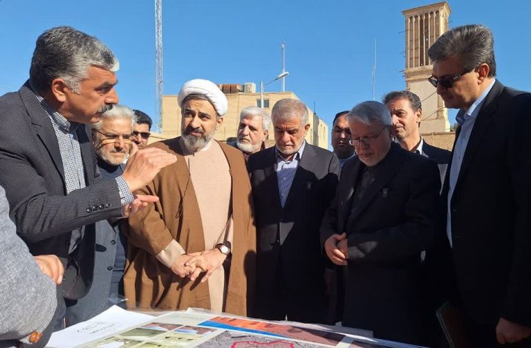وزیر میراث از طرح مرمتی حصار تاریخی یزد بازدید کرد
